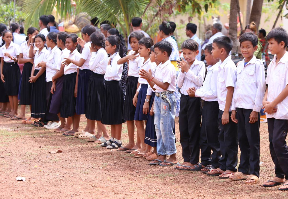 柬埔寨量子慈善组织支持柬埔寨教育基础设施建设，为贡不省偏僻小学捐建校舍